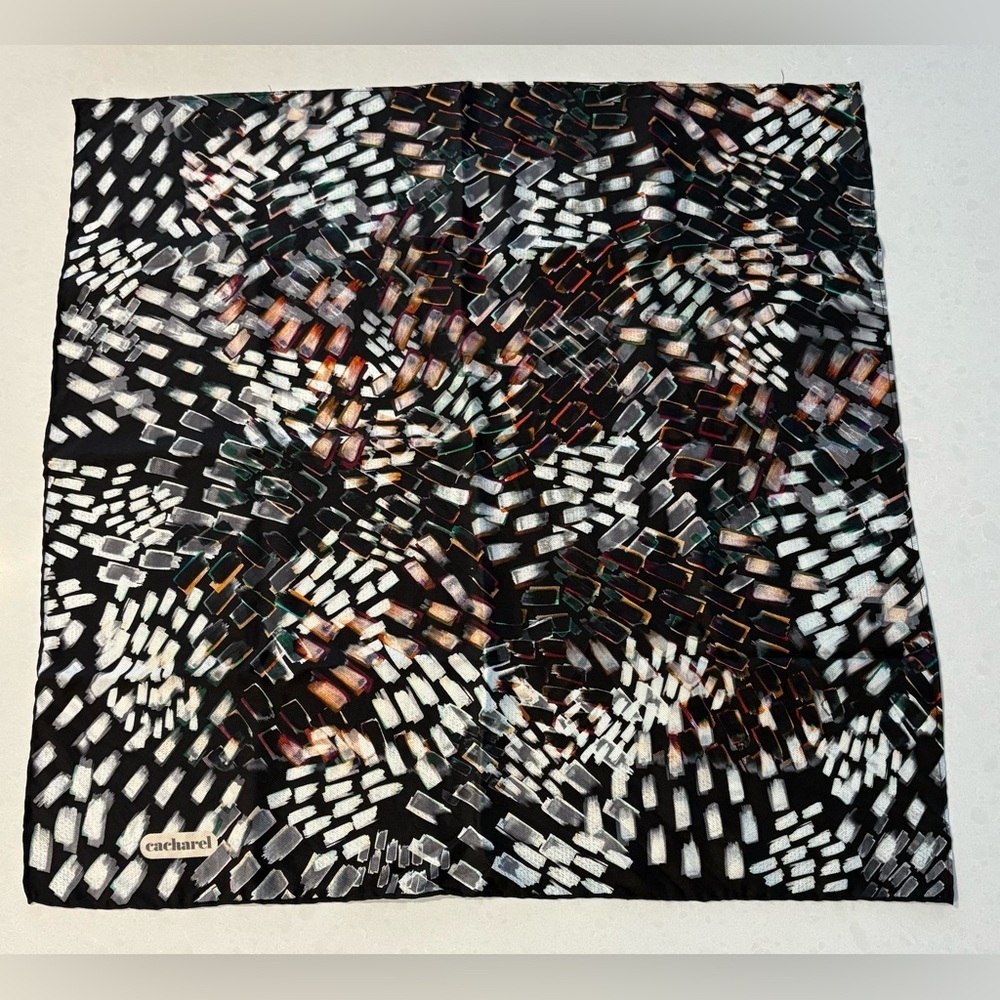 Luxurious Cacharel Scarf - Heather Gray Abstract Design